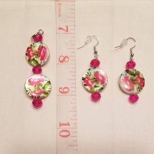 🎉HP!! 🌺 Floral shell earring and pendant set
